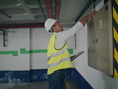 ingenieros inspeccionando instalación eléctrica