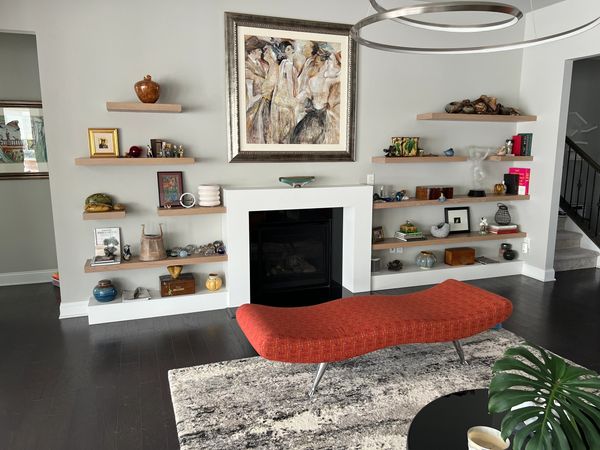 Livingroom wall display with White oak floating shelves
