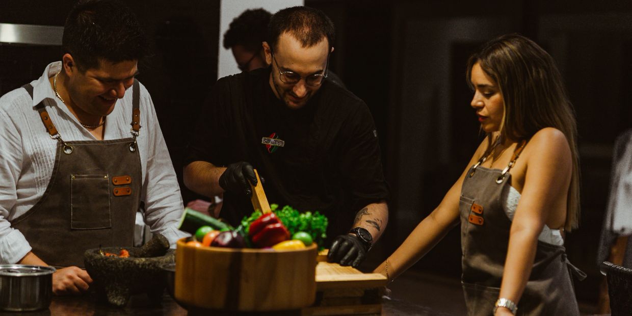 Chef dando una clase de cocina