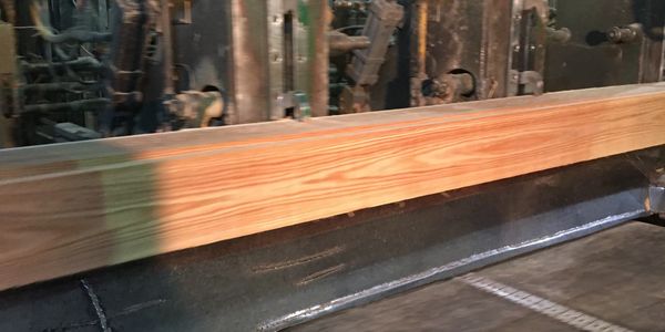 Red oak being sawed into 4/4 boards