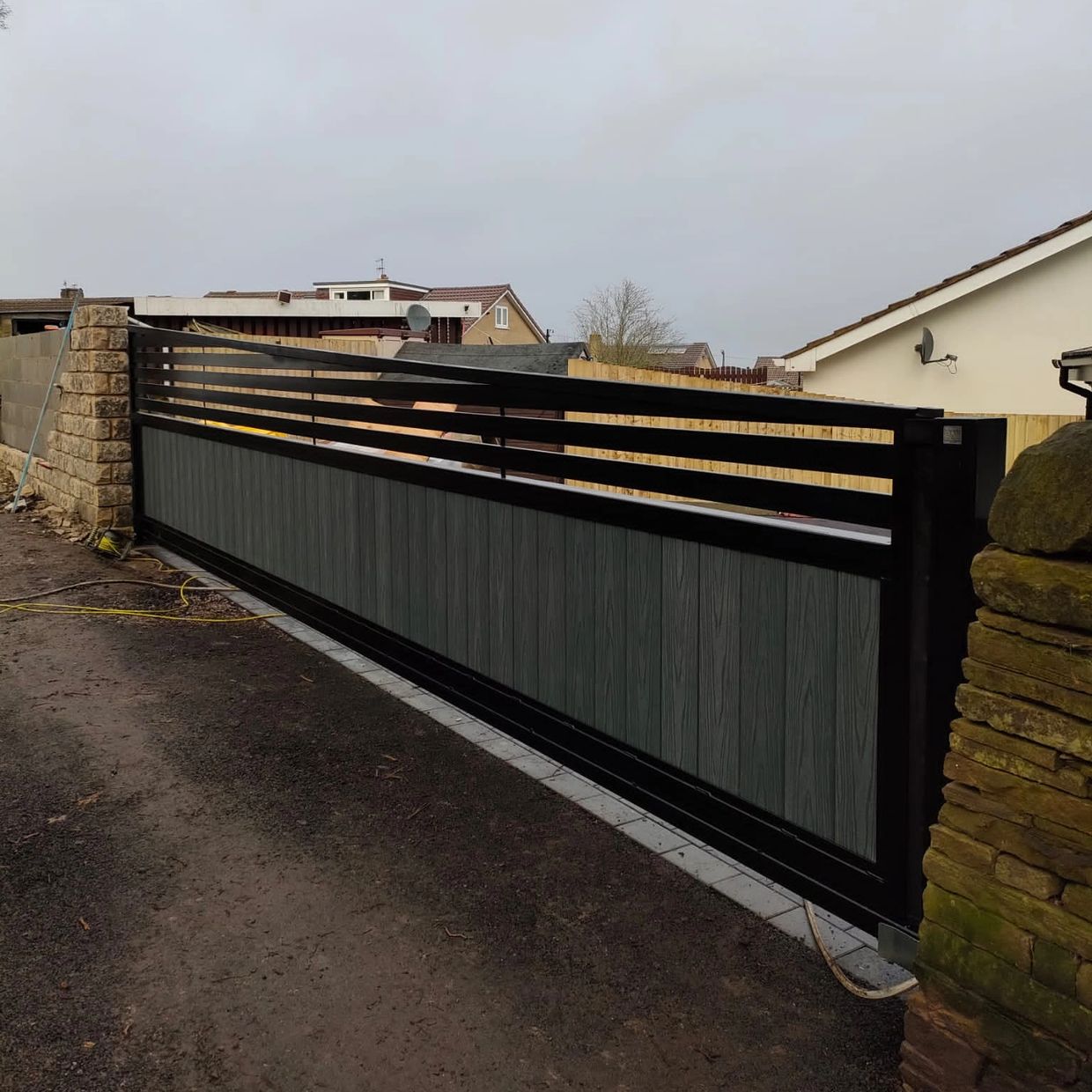 Sliding gate, sliding gate opener