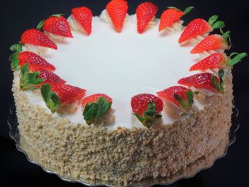 simple and light.... cake, sandwiched with sliced strawberries, custard and cream 