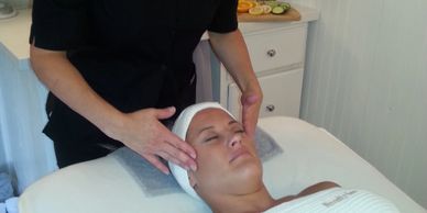 2 people 1 persons hands on the other persons temples.