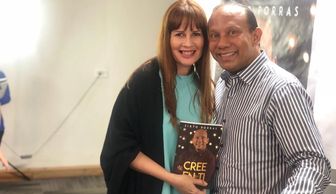 Brenda Liz Ginés junto al autor Sixto Porras, en presentación del libro CREE EN TI.