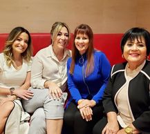 Brenda Liz Ginés junto a las autoras Norma Pantojas, Jeanette González y Luz María Doria