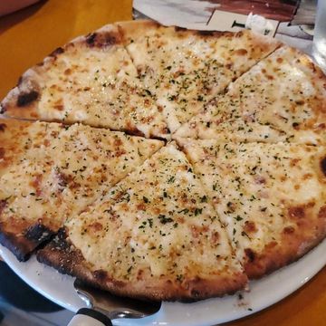 THE FORMAGGIO PIZZA
6 Slices 10 Inches
Pizza Bianca & Mozzarella,
Ricotta, Parmesan & Roasted Garlic