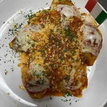 Fresh Stuffed pasta w/ Sunday´s Sauce & Mozzarella
Served with Regular House Salad