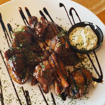 Chicken Bites Marinated in our Wing Sauce y Blue Cheese