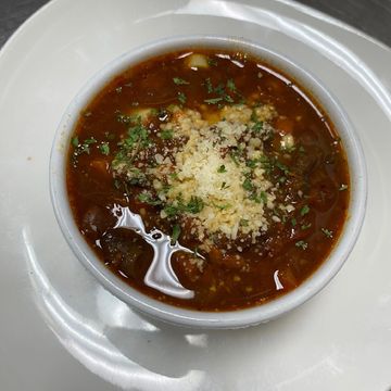MINESTRONE
Classic Italian Vegetarian Soup with Tomato, Parmesan, Vegetable Stew & Noodles 