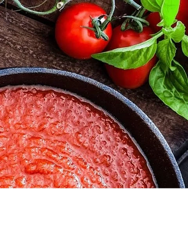Nosso molho de tomate é feito com tomates, cebolas e muitos temperos que inclui orégano e pimenta. E