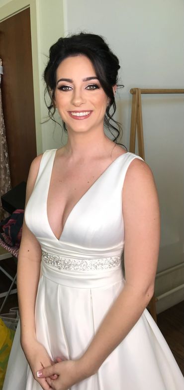 Stunning bride wearing soft glam makeup.