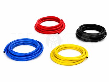 Cuatro rollos de cable en rojo, negro, azul y amarillo.