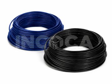 Dos rollos de cables, uno azul y otro negro.