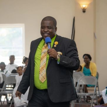 JJ engages his audience at the Kings Church, in Grand Cayman.