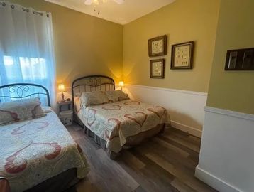 Chambre Le Bedeau, un lit simple et un lit double. Salle de bain privé avec douche.