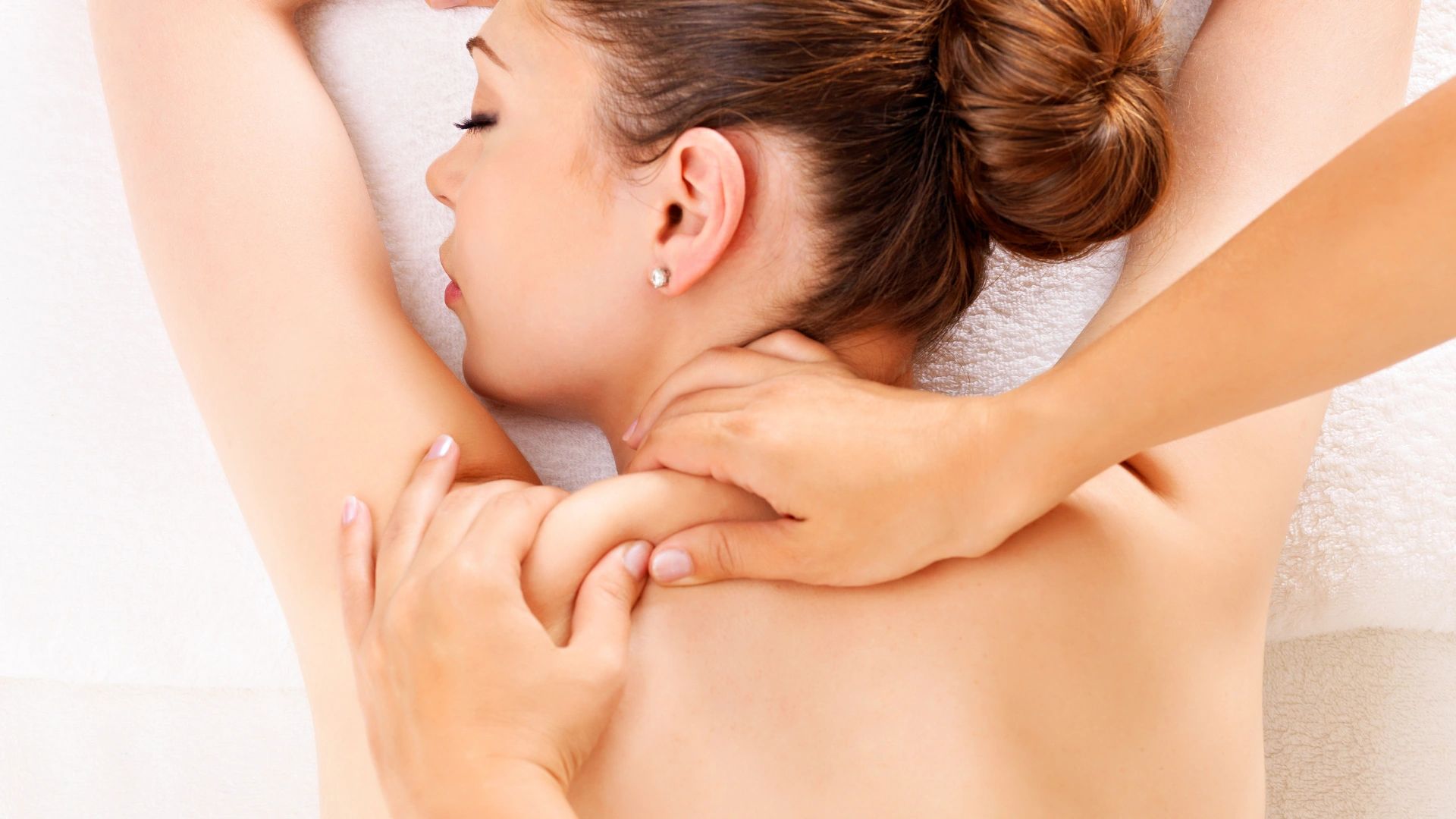 Un femme qui reçoit un massage