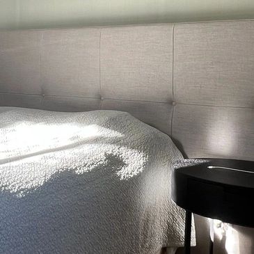 Bett Kopfteil mit Stoff bezogen und Knöpfen eingenäht