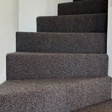 Treppe in Teppich, Verspannt auf Spannfilz, Maximum an Komfort und Trittsicherheit