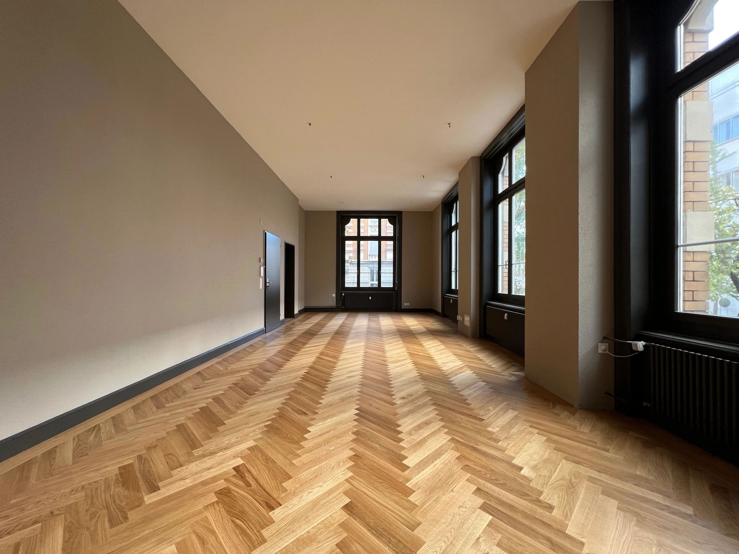 Fischgrät, Eiche, oxidativ geölt, Bauwerk Unopark mit Randfries Bauwerk Trendpark