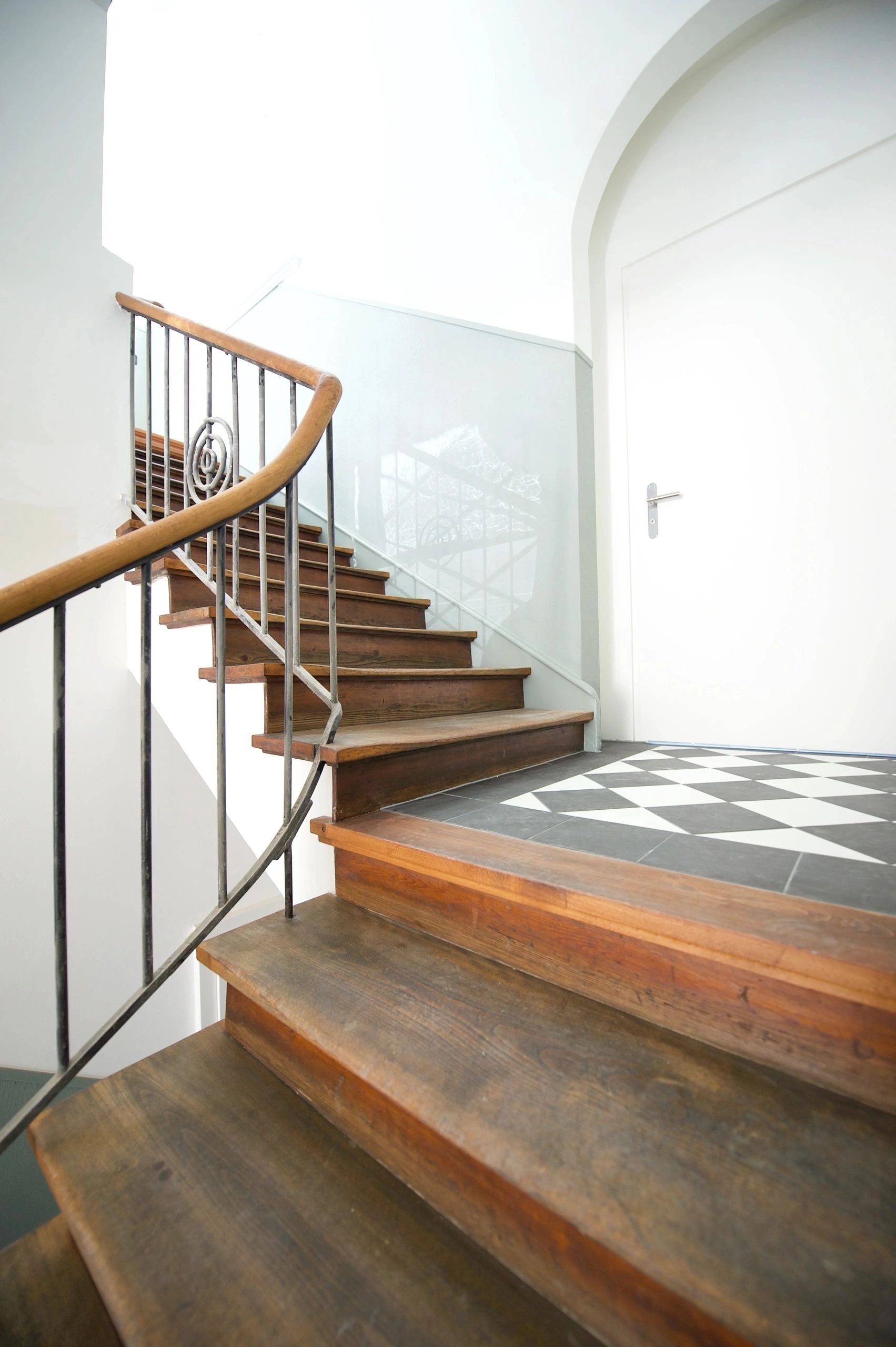 Treppe, Buche, angeschliffen, farbig geölt