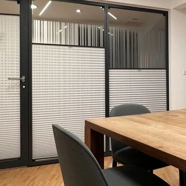 Privatsphäre Besprechungsraum, Plissee an Glasfront