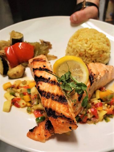 Assiette de filet de saumon grillé