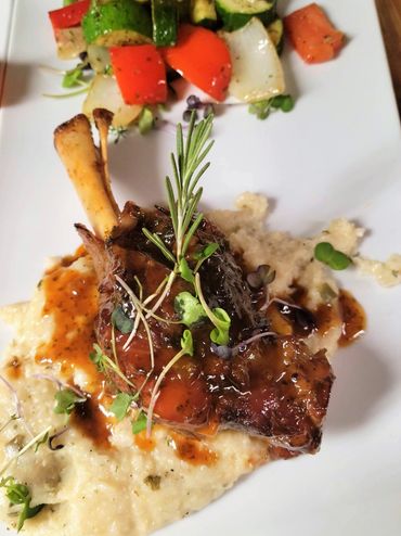 Souris d'agneau braisé, mousseline de pomme de terre, légumes frais du marché et romarin