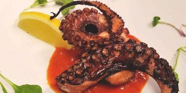 pieuvres grillées, coulis de poivron et courge confite