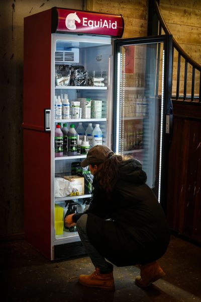 Påfyllning av ett EquiAid skåp med sårvårdsprodukter och förbrukningsprodukter för häst.