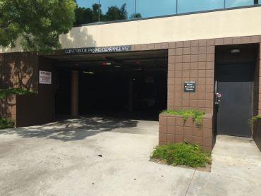 Free client parking entrance