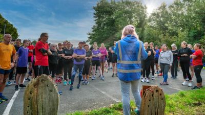 Run Director Josie addressing the assembled parkrunners, walkers and volunteers