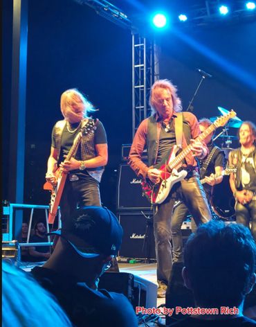 Carlos Cavazo and Warren Demartini shredding