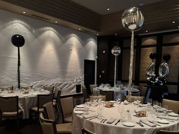 Long Island adult birthday balloon decor featuring black and silver helium balloons, oversized number 40 balloons, and elegant table balloon centerpieces for a milestone birthday celebration.