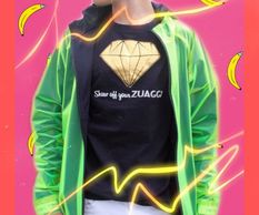 Playera de ZUAGGI de diamante dorado en un fondo de bananas rosa