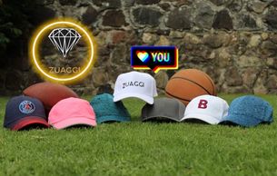 Logo de ZUAGGI junto a unas gorras en el pasto