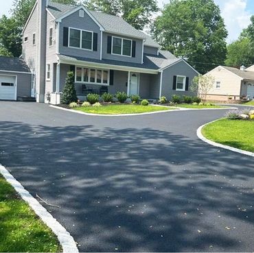 Entrée en asphalte installée sur une fondation bien préparée à Montréal, incluant des bordures nette