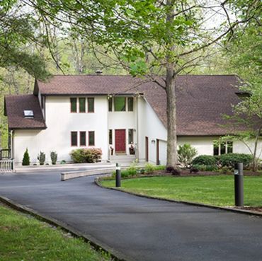 Entrée en asphalte résidentielle installée sur la Rive-Sud, offrant une surface propre et uniforme c