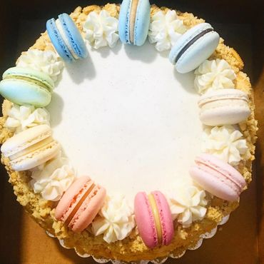 Elegant Macaron-Topped White Cake with Golden Oreo Crust