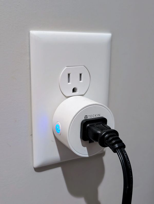 A simple smart plug automates this candle warmer
