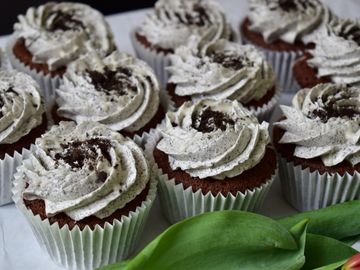 oreo cupcakes with organic chocolate and vanilla