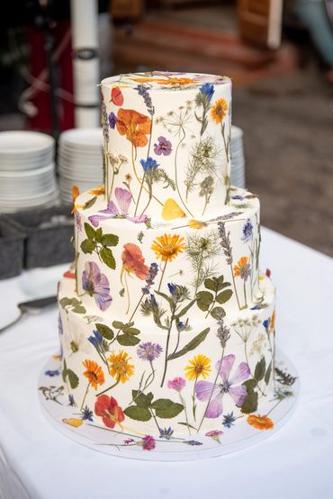 edible flowers wedding cake