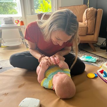A pediatric PT in Columbus work with a patient in their home.