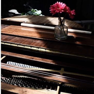 Piano with daisies