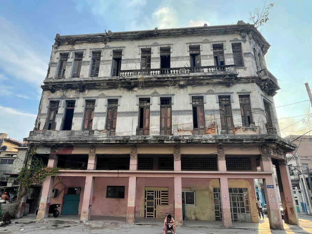 Edificio en la Esquina de Tejas, esquina de Calzada de Infanta y Monte, La Habana.