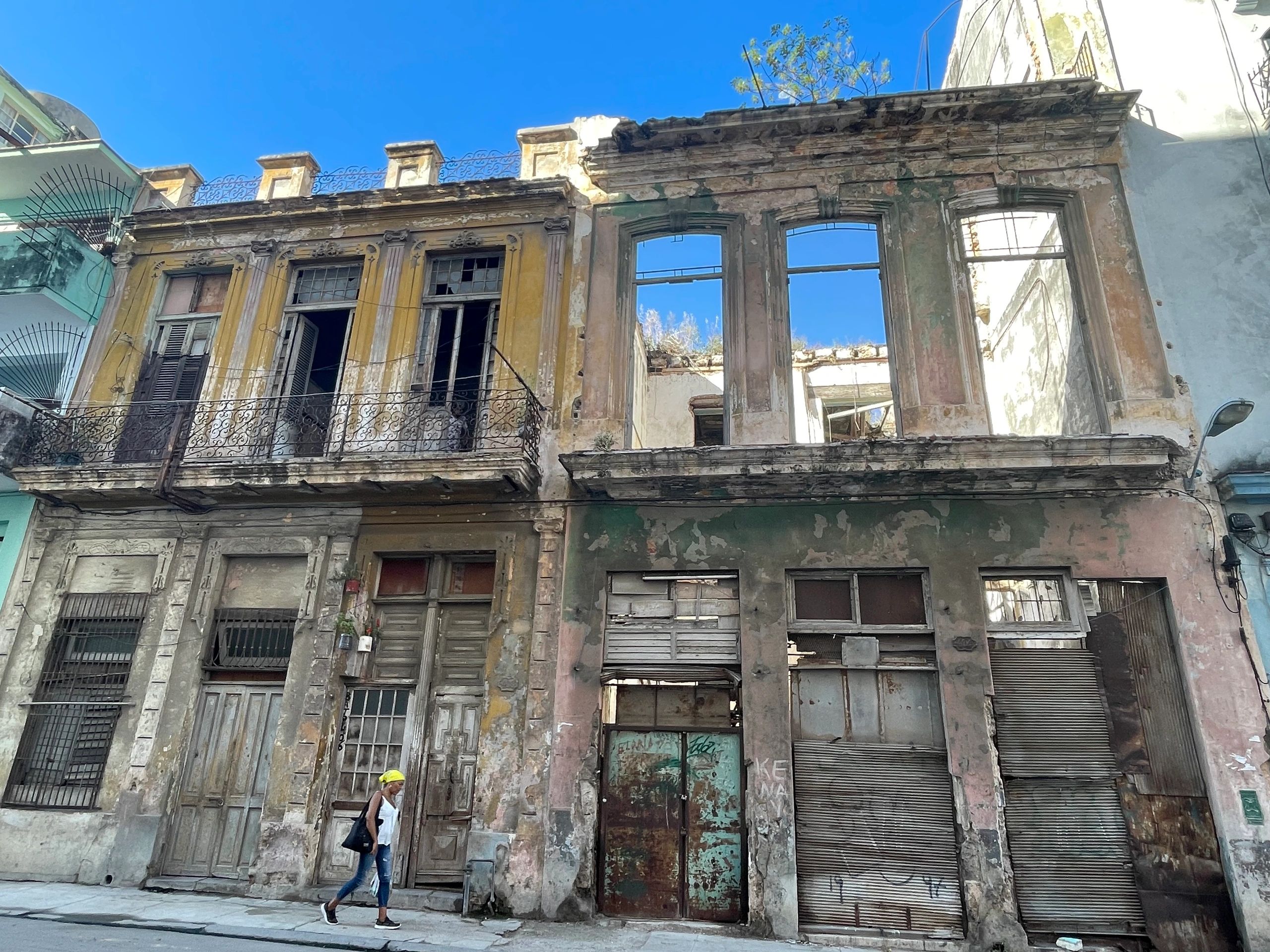 Edificio destruido en centro Habana.