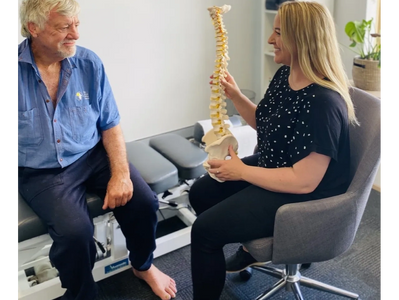 Chiropractor explaining how the spine works, why pain may occur and how chiro treatment can help