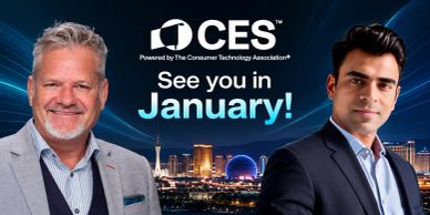 Anuncio del evento CES con dos presentadores y la ciudad de fondo.