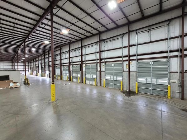 Commercial vertical lift