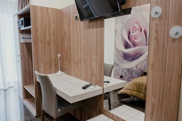 camera matrimoniale con affaccio su strada