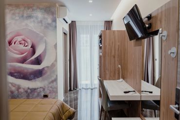 camera con affaccio su strada